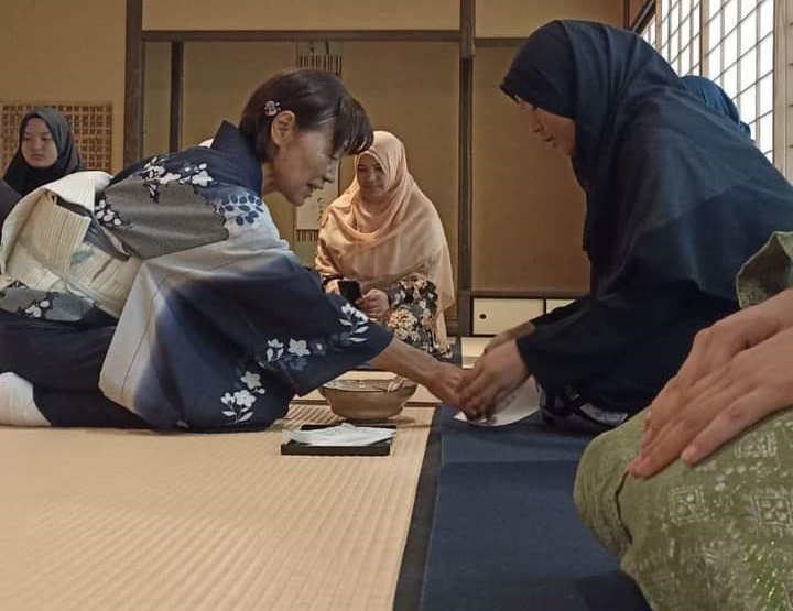 Santri Diniyyah Putri Kota Padang Panjang saat nikmati minum teh di salah satu penginapan di Jepang dalam kegiatan Edu Trip ke Negeri Sakura.